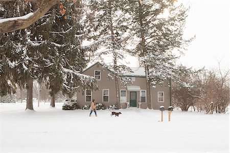 Woman walking dog in snow, Petersburg, Michigan, USA Photographie de stock - Premium Libres de Droits, Code: 614-08876578