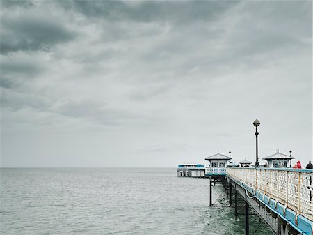 Side view of Llandudno pier, Conwy County Borough, Wales Photographie de stock - Premium Libres de Droits, Code: 614-08876679