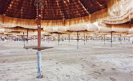 Rows of beach umbrellas, Pescara, Abruzzo, Italy Stockbilder - Premium RF Lizenzfrei, Bildnummer: 614-08876684