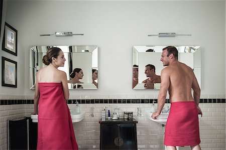 seines und ihres - Young couple at sinks in his and hers bathroom Stockbilder - Premium RF Lizenzfrei, Bildnummer: 614-08876739