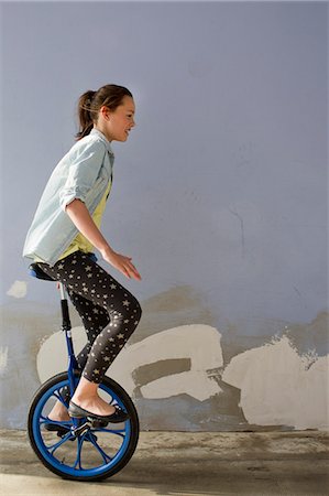 Teenage girl unicycling Foto de stock - Royalty Free Premium, Número: 614-08876815