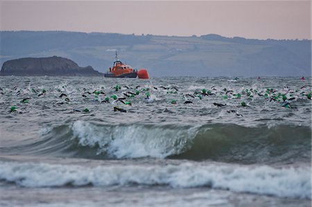 Large group of swimmers racing in sea, Tenby, Wales, UK Photographie de stock - Premium Libres de Droits, Code: 614-08876827