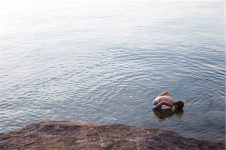 simsearch:614-08982787,k - High angle view of teenage boy looking down at Lake Superior, Au Train, Michigan, USA Photographie de stock - Premium Libres de Droits, Code: 614-08876832