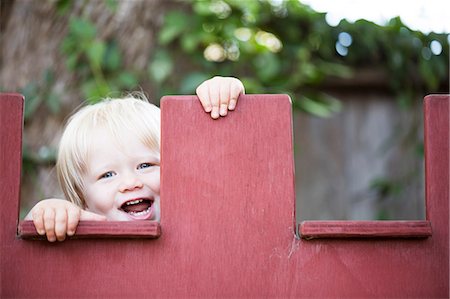 parapeto - Young boy peeking Foto de stock - Sin royalties Premium, Código: 614-08876851