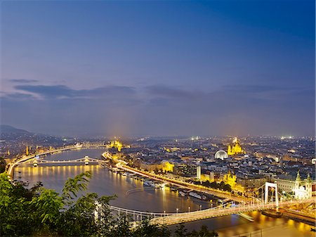 simsearch:614-08876867,k - Skyline of Budapest from Gellert Hill by night, Hungary Fotografie stock - Premium Royalty-Free, Codice: 614-08876867