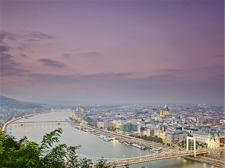 simsearch:614-08876867,k - Skyline of Budapest from Gellert Hill at dusk, Hungary Fotografie stock - Premium Royalty-Free, Codice: 614-08876873