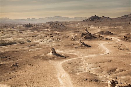 High angle view of Trona Pinnacles and winding desert road, Trona, California, USA Fotografie stock - Premium Royalty-Free, Codice: 614-08877048