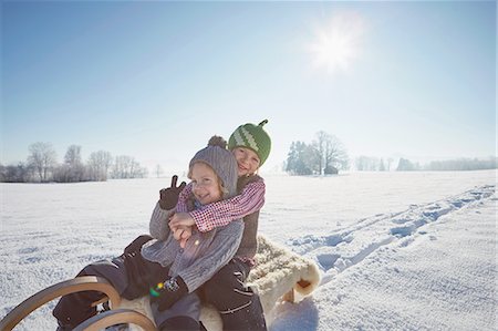 simsearch:649-07596731,k - Portrait of two brothers on sled Fotografie stock - Premium Royalty-Free, Codice: 614-08877206