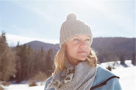 Woman enjoying sun and snow Foto de stock - Sin royalties Premium, Código: 614-08877258