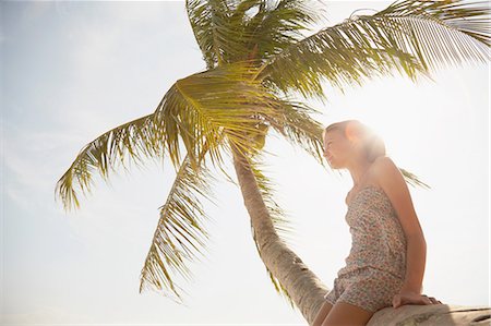 simsearch:6122-07693622,k - Girl gazing out from palm tree, Rawa Island Malaysia Foto de stock - Sin royalties Premium, Código: 614-08877289