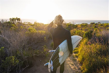 simsearch:614-07487185,k - Rear view of young male surfer carrying surfboard at sunrise Stockbilder - Premium RF Lizenzfrei, Bildnummer: 614-08877400