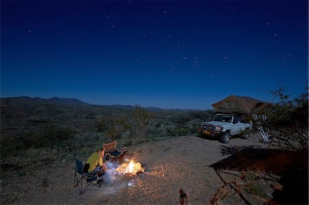 Family at campfire, Gamsberg Pass, Namibia Foto de stock - Royalty Free Premium, Número: 614-08877447