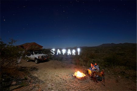 Family at campfire, Gamsberg Pass, Namibia Foto de stock - Royalty Free Premium, Número: 614-08877448