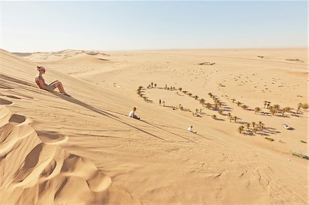 Mother and sons sitting on sand dune, Dune 7, Namib-Naukluft National Park, Africa Photographie de stock - Premium Libres de Droits, Code: 614-08877452