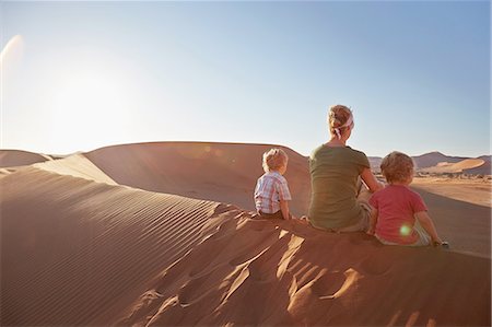 sossusvlei - Mother and sons sitting on sand dune, Namib Naukluft National Park, Namib Desert, Sossusvlei, Dead Vlei, Africa Fotografie stock - Premium Royalty-Free, Codice: 614-08877460