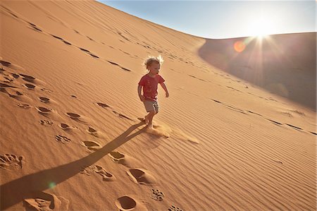 sossusvlei - Boy walking on sand dune, Namib Naukluft National Park, Namib Desert, Sossusvlei, Dead Vlei, Africa Photographie de stock - Premium Libres de Droits, Code: 614-08877462