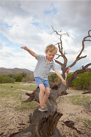 simsearch:614-08877490,k - Boy climbing on dead tree, Purros, Kaokoland, Namibia Foto de stock - Sin royalties Premium, Código: 614-08877478