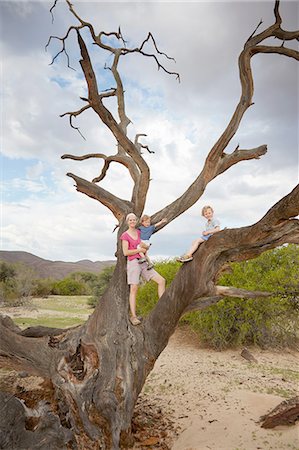 simsearch:614-06044213,k - Portrait of mother and sons, standing on dead tree, Purros, Kaokoland, Namibia Photographie de stock - Premium Libres de Droits, Code: 614-08877479