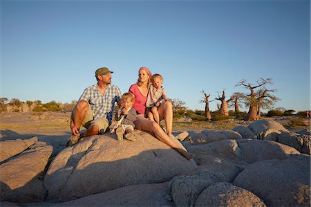 simsearch:649-08125544,k - Family sitting on sitting on rock, looking at view, Gweta, makgadikgadi, Botswana Photographie de stock - Premium Libres de Droits, Code: 614-08877491