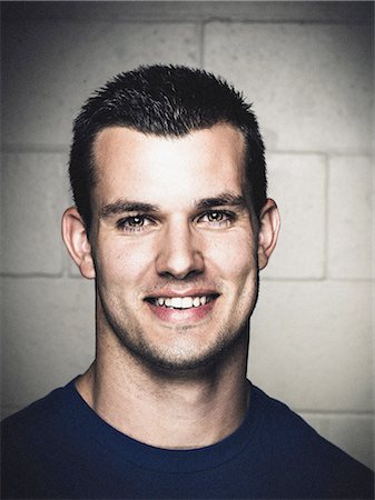 Portrait of smiling young man before crossfit training Foto de stock - Sin royalties Premium, Código: 614-08877631