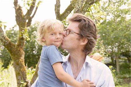 simsearch:614-08148597,k - Portrait of mature man kissing son on cheek in garden Photographie de stock - Premium Libres de Droits, Code: 614-08877678