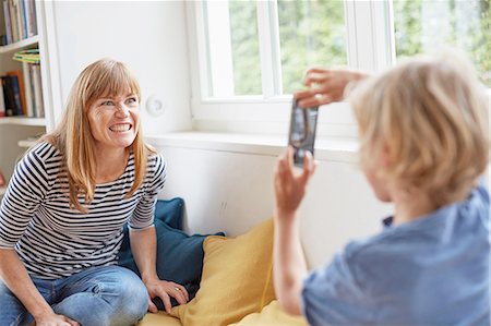 simsearch:614-08875430,k - Young boy taking photograph of mother, using smartphone Fotografie stock - Premium Royalty-Free, Codice: 614-08877697