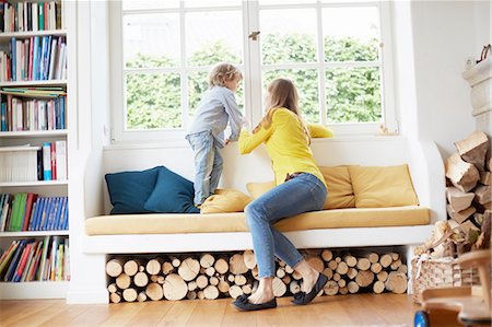 Mother and son looking out of window Foto de stock - Sin royalties Premium, Código: 614-08877693