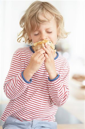 Young boy eating muffin Stock Photo - Premium Royalty-Free, Code: 614-08877705