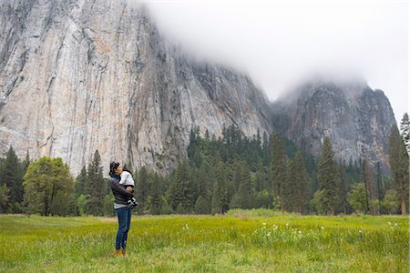 simsearch:614-08877727,k - Mid adult woman carrying toddler daughter in meadow, Yosemite National Park, California, USA Photographie de stock - Premium Libres de Droits, Code: 614-08877746