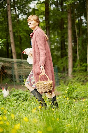 Woman carrying hen and egg basket Photographie de stock - Premium Libres de Droits, Code: 614-08877762