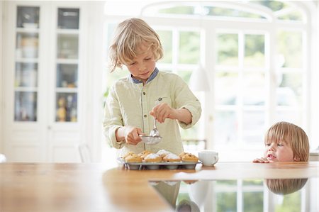 Boys making cupcakes in kitchen Foto de stock - Sin royalties Premium, Código: 614-08877805