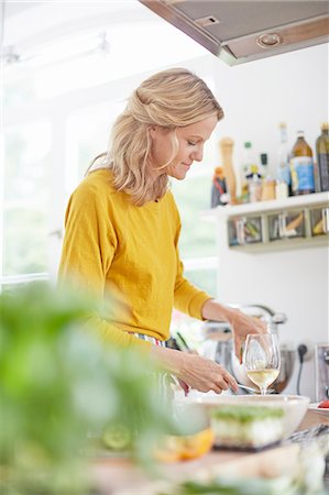 simsearch:614-08877811,k - Woman preparing meal in kitchen Stock Photo - Premium Royalty-Free, Code: 614-08877800