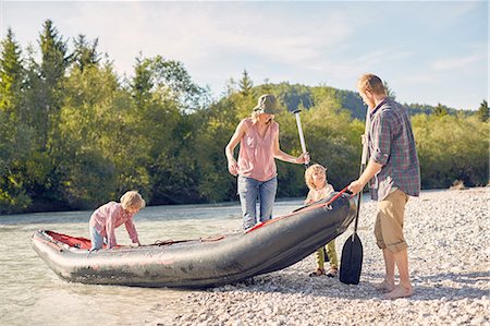 simsearch:614-03648721,k - Family pulling dinghy onto riverbank, holding paddle boards Stock Photo - Premium Royalty-Free, Code: 614-08877829