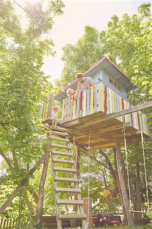 Father and two sons, painting tree house Photographie de stock - Premium Libres de Droits, Code: 614-08877854