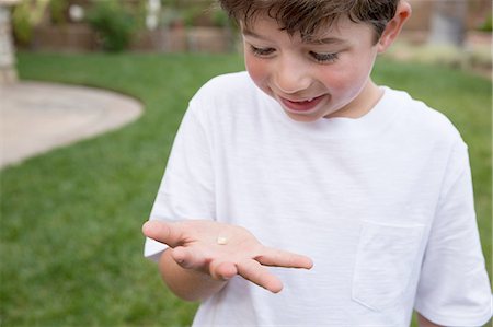 simsearch:614-08877889,k - Young boy holding tooth in hand Foto de stock - Sin royalties Premium, Código: 614-08877890