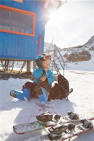 simsearch:649-07648435,k - Boy skier sitting on backpack eating snack, Neustift, Stubaital, Tirol, Austria Foto de stock - Sin royalties Premium, Código: 614-08878001