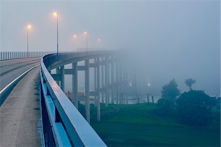 simsearch:614-08878081,k - Misty empty elevated road illuminated by street lights, Haugesund, Rogaland County, Norway Foto de stock - Sin royalties Premium, Código: 614-08878124