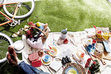 simsearch:614-06043438,k - Picnic on picnic blanket, man relaxing on blanket, low section Foto de stock - Sin royalties Premium, Código: 614-08878172