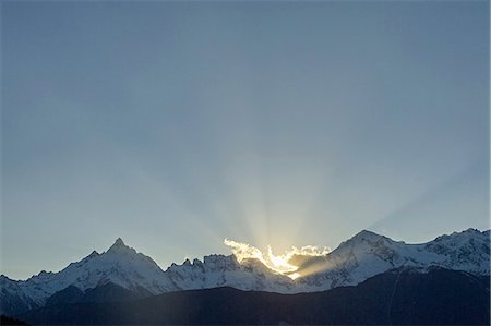 simsearch:614-09135006,k - Sunbeams behind snow capped mountains, Shangri-la County, Yunnan, China Fotografie stock - Premium Royalty-Free, Codice: 614-08878240