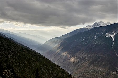 shangri-la county - Dramatic cloudy sky, sunbeams on mountain range, Shangri-la County, Yunnan, China Stock Photo - Premium Royalty-Free, Code: 614-08878242