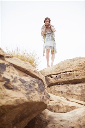 Woman relaxing on rock formation, Stoney Point, Topanga Canyon, Chatsworth, Los Angeles, California, USA Photographie de stock - Premium Libres de Droits, Code: 614-08878333