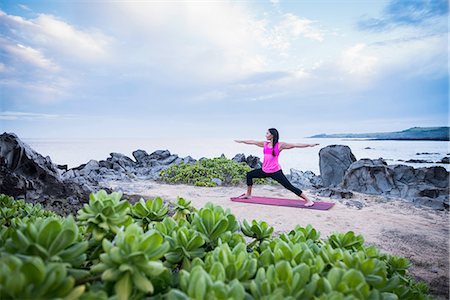simsearch:400-04427380,k - Woman practicing warrior yoga pose on beach, Hawea Point, Maui, Hawaii, USA Photographie de stock - Premium Libres de Droits, Code: 614-08878399