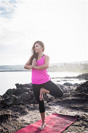 simsearch:614-07194348,k - Woman at coast practicing yoga tree position, Hawea Point, Maui, Hawaii, USA Photographie de stock - Premium Libres de Droits, Code: 614-08878405