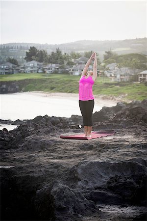 simsearch:400-04427380,k - Woman at coast practicing yoga with arms raised, Hawea Point, Maui, Hawaii, USA Photographie de stock - Premium Libres de Droits, Code: 614-08878400