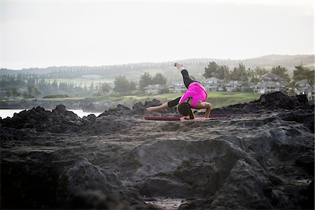 simsearch:614-07239925,k - Woman at coast practicing yoga balancing on hands, Hawea Point, Maui, Hawaii, USA Photographie de stock - Premium Libres de Droits, Code: 614-08878401