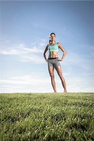 simsearch:614-08877634,k - Portrait of confident athletic  young woman with hands on hips in park Foto de stock - Royalty Free Premium, Número: 614-08878418