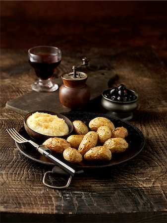 simsearch:614-09211663,k - Roasted potatoswith bowl of parmesan fondue on rustic dish Stockbilder - Premium RF Lizenzfrei, Bildnummer: 614-08878441