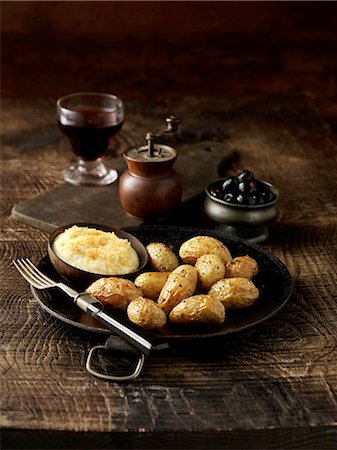 fondue (mets) - Roasted potatoswith bowl of parmesan fondue on rustic dish Photographie de stock - Premium Libres de Droits, Code: 614-08878441