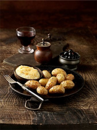 simsearch:614-08878827,k - Roasted potatoswith bowl of parmesan fondue on rustic dish Photographie de stock - Premium Libres de Droits, Code: 614-08878441