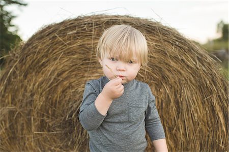 pagliaio - Portrait of young boy, outdoors Fotografie stock - Premium Royalty-Free, Codice: 614-08878494